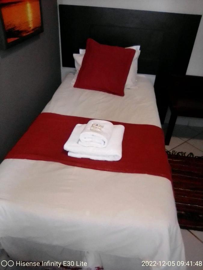 Rustenburg Guesthouse Extérieur photo